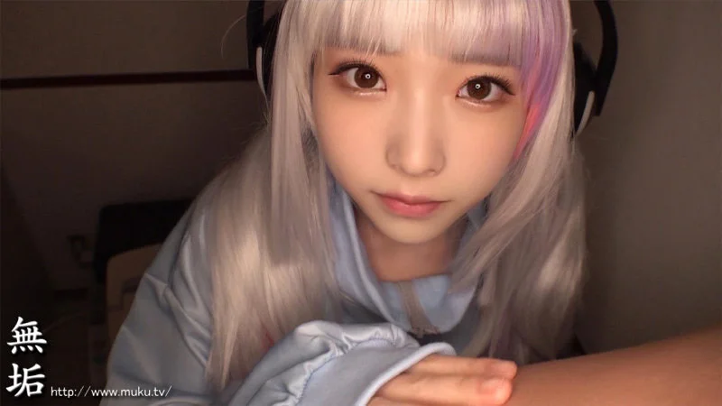 皆月ひかるのコスプレおしっこシーン