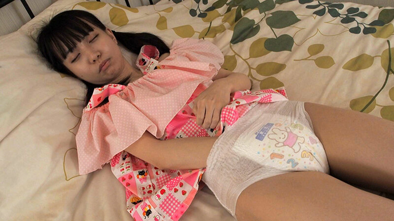 スレンダーボディの雪乃えるが子ども用おむつに200ccのおしっこを大放出！