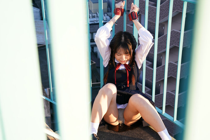 皆月ひかるが制服姿で野外おもらしするおしがまAV